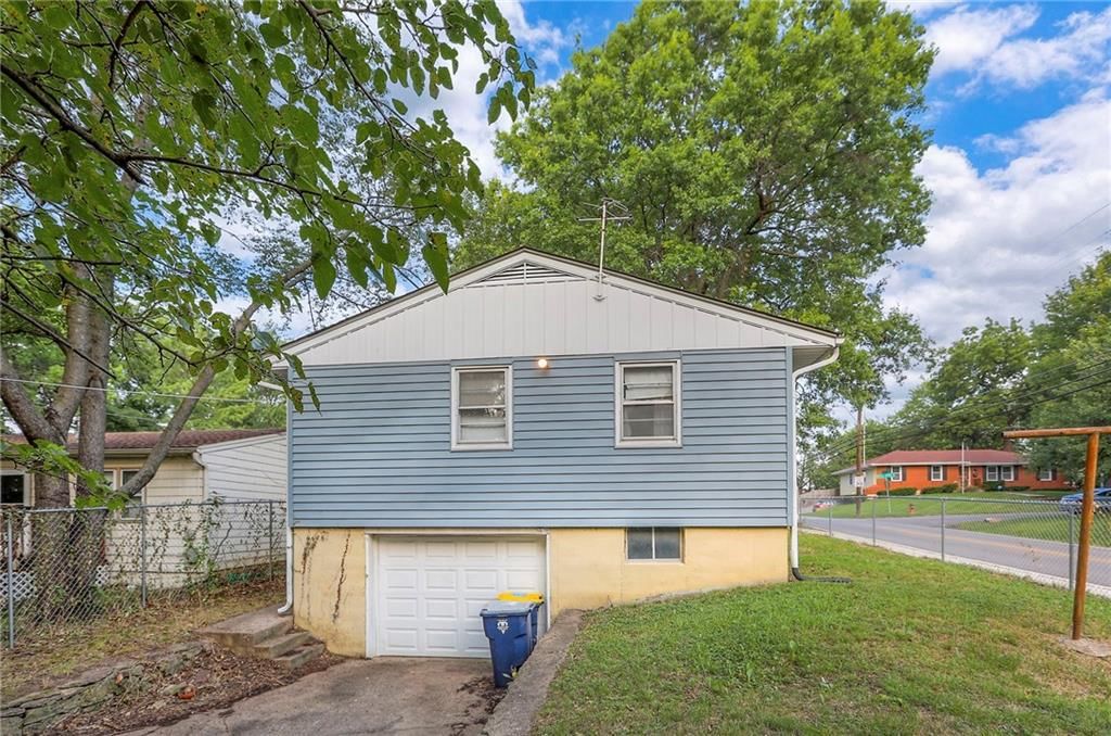 Photo 17 of 40 - 8901 McGee Street