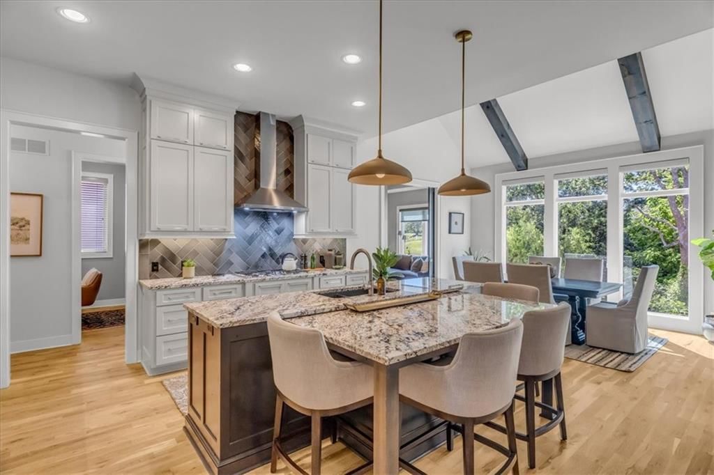 Photo 5 of 44 - 2136 NE 105th Street