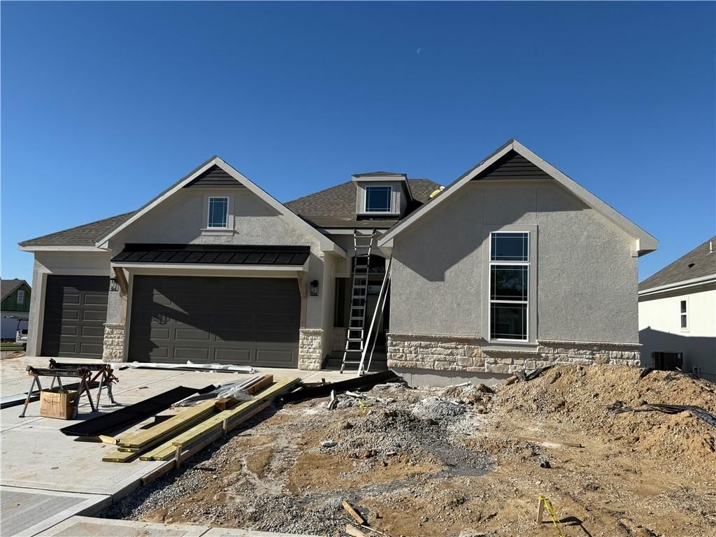 7040 NW Forest Lakes Drive, Parkville, MO