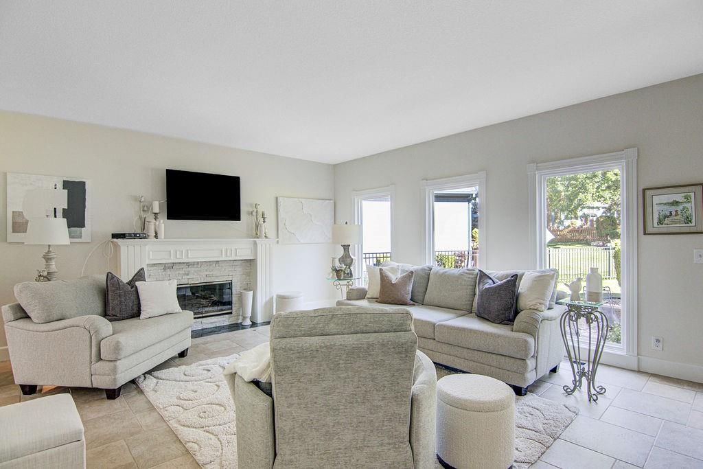 13904 W 110th Terrace — photo 4
