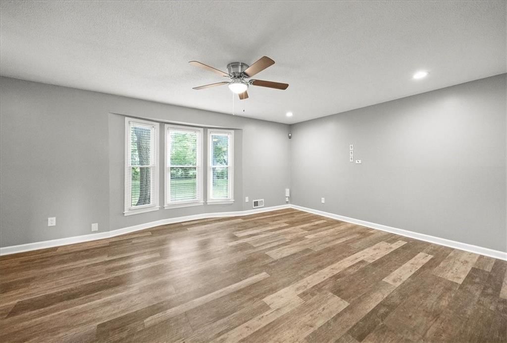 11907 W 143RD Street — photo 5