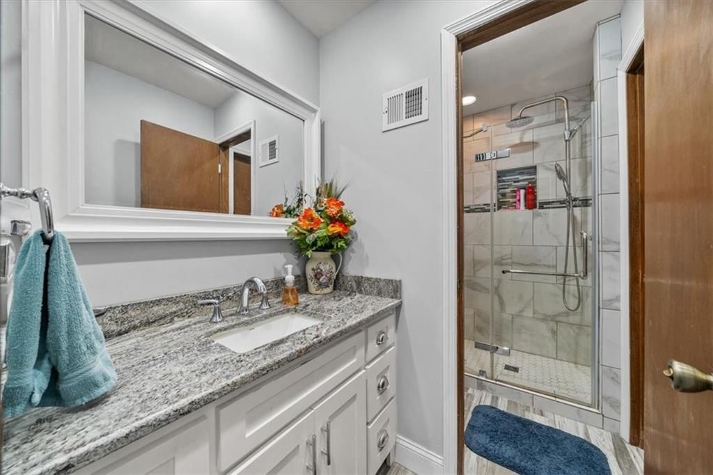 Photo 15 of 27 - 1438 S 25th Street