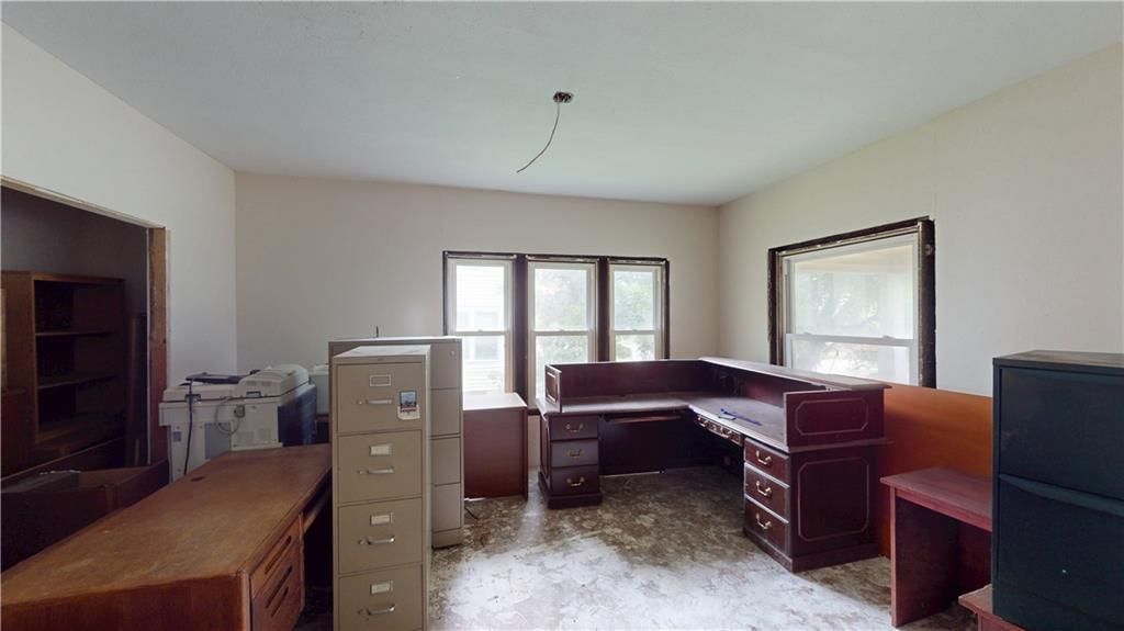 Photo 4 of 13 - 425 N Washington Street