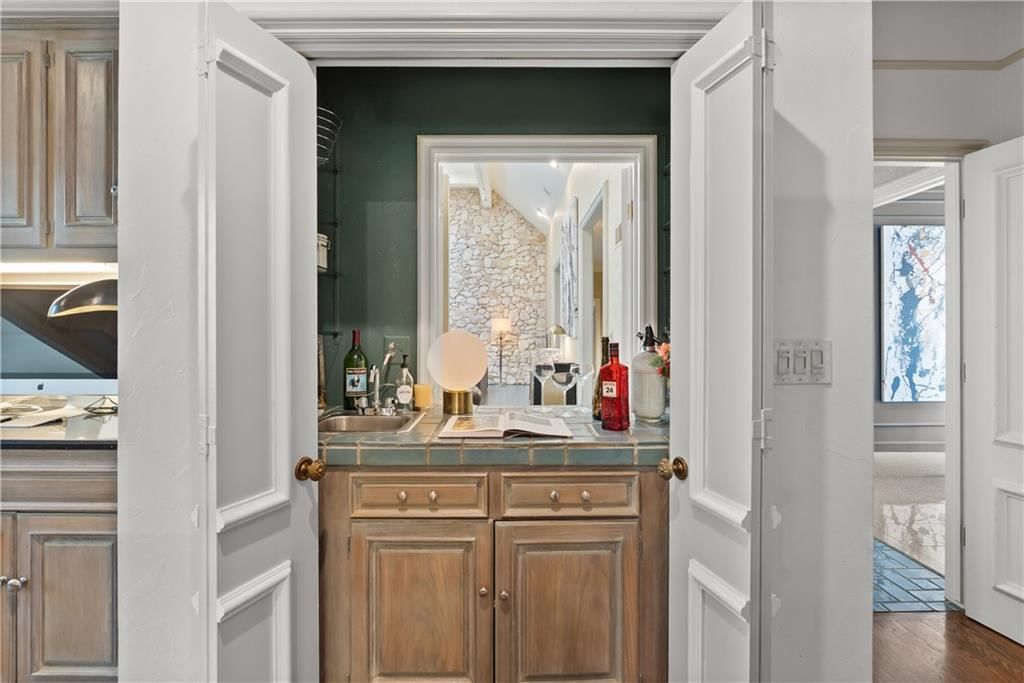 Photo 13 of 54 - 5212 W 98th Terrace