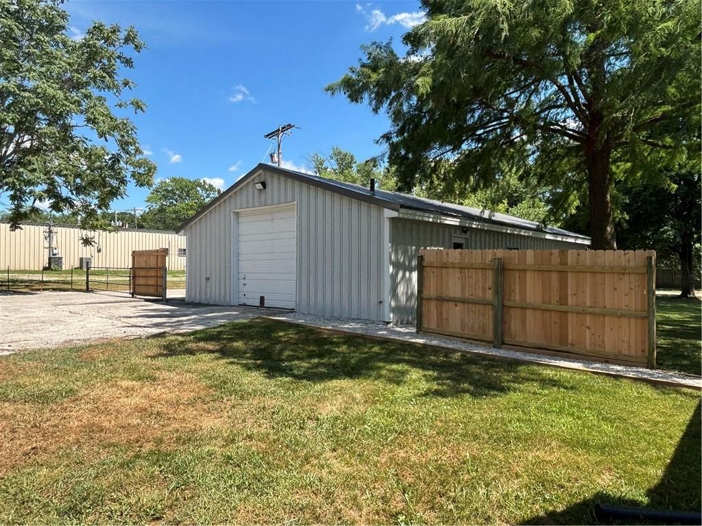 4210 DR GREAVES Road — photo 6
