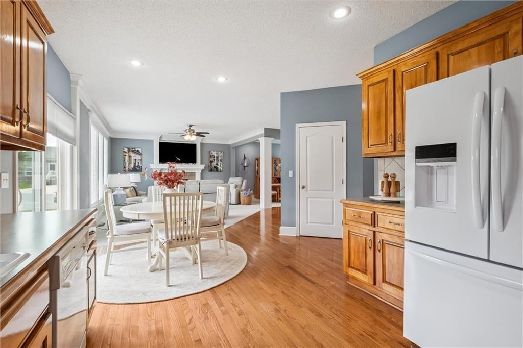 Photo 15 of 42 - 435 W Colleen Court