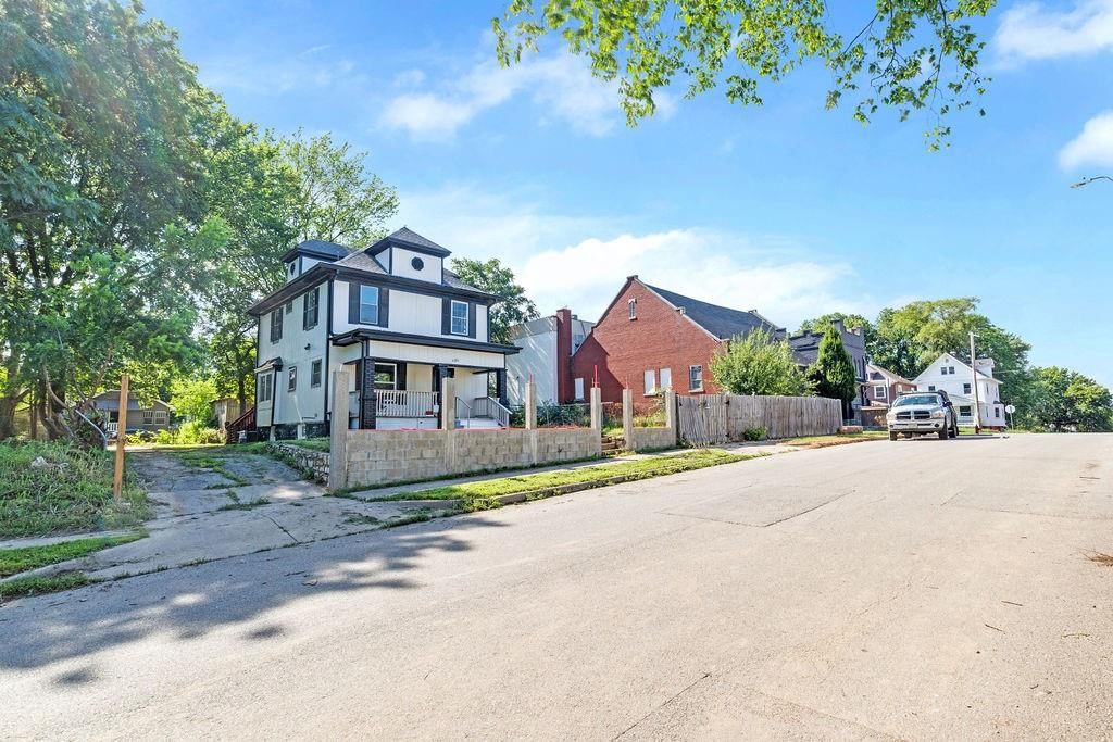 Photo 5 of 35 - 2406 Kensington Avenue