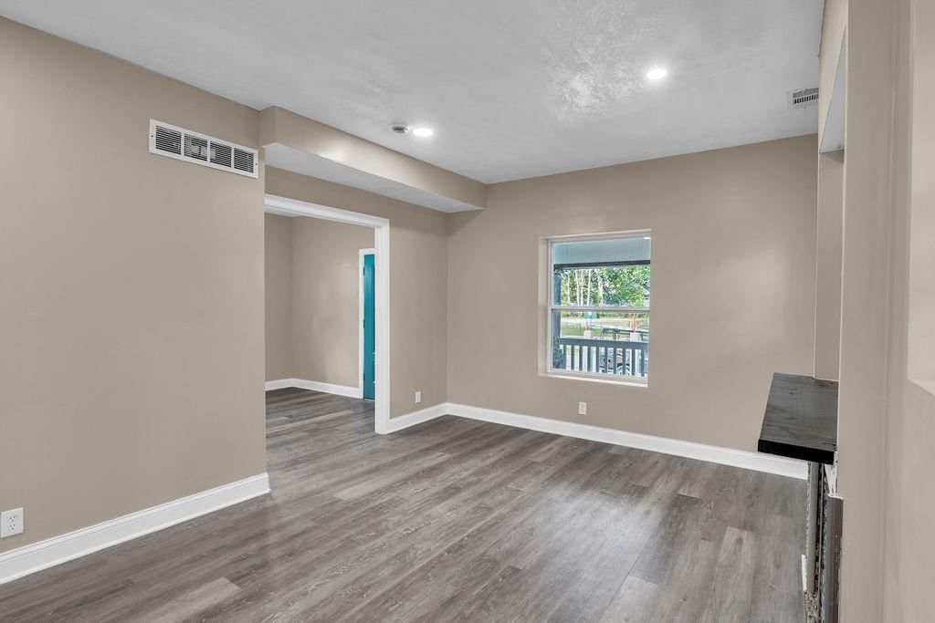 Photo 11 of 35 - 2406 Kensington Avenue