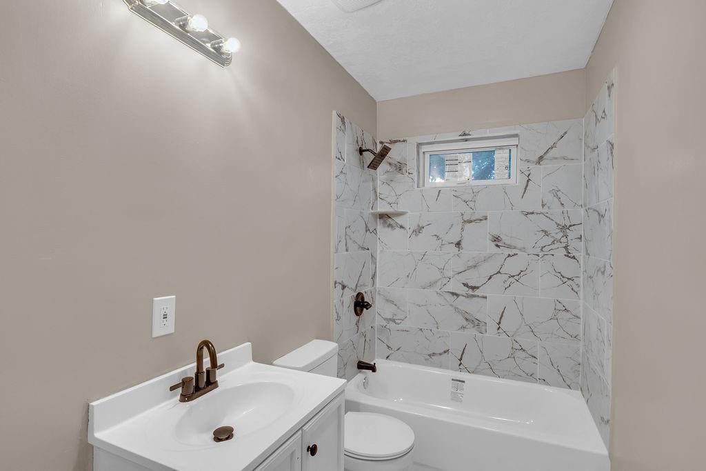 Photo 18 of 35 - 2406 Kensington Avenue