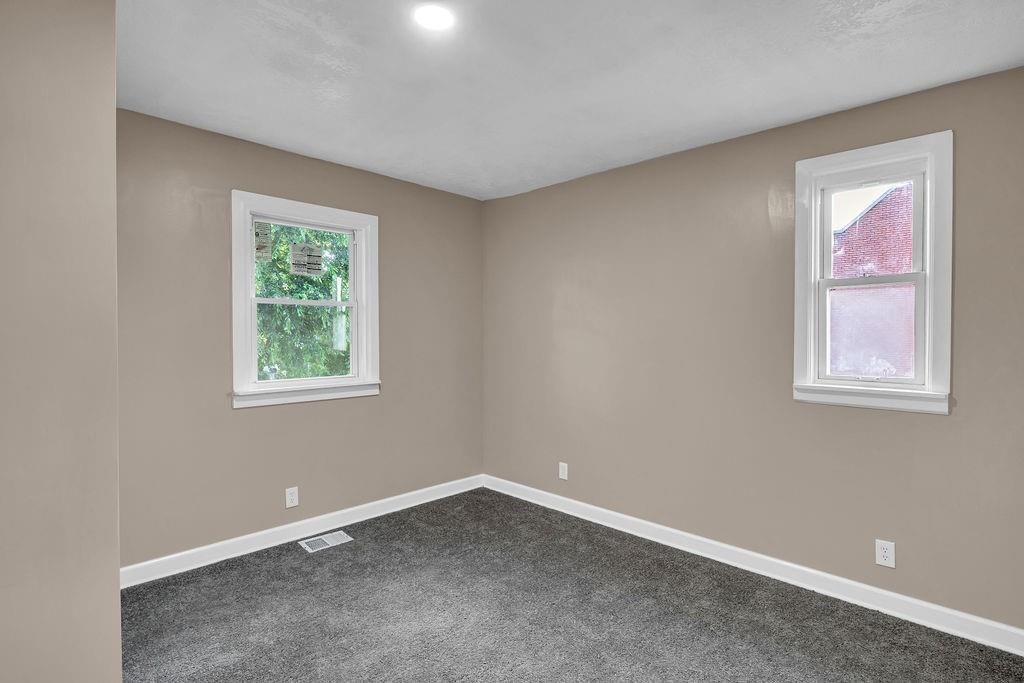Photo 19 of 35 - 2406 Kensington Avenue