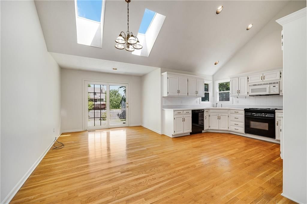 Photo 5 of 26 - 1541 NE Tawny Drive