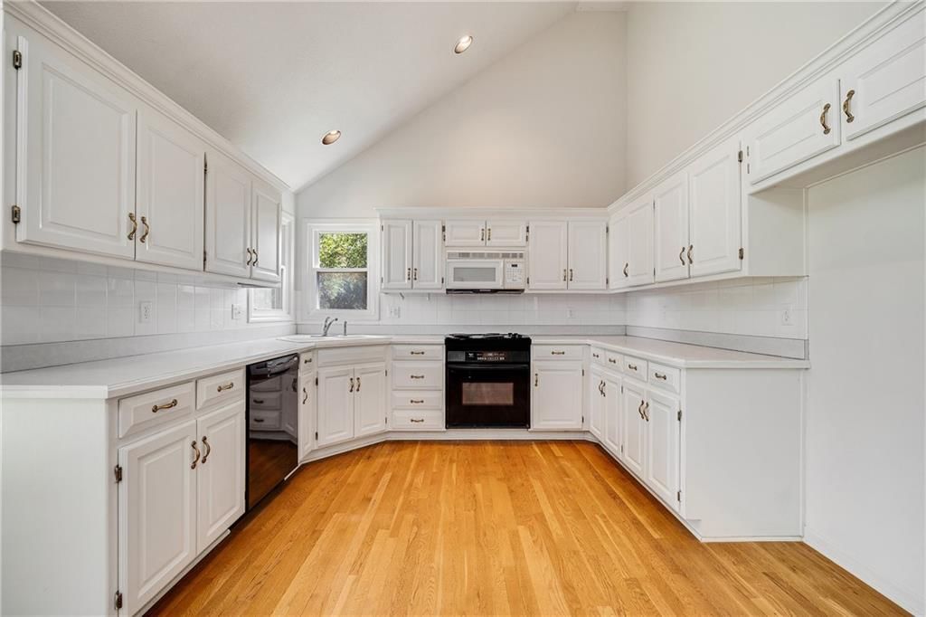 Photo 6 of 26 - 1541 NE Tawny Drive