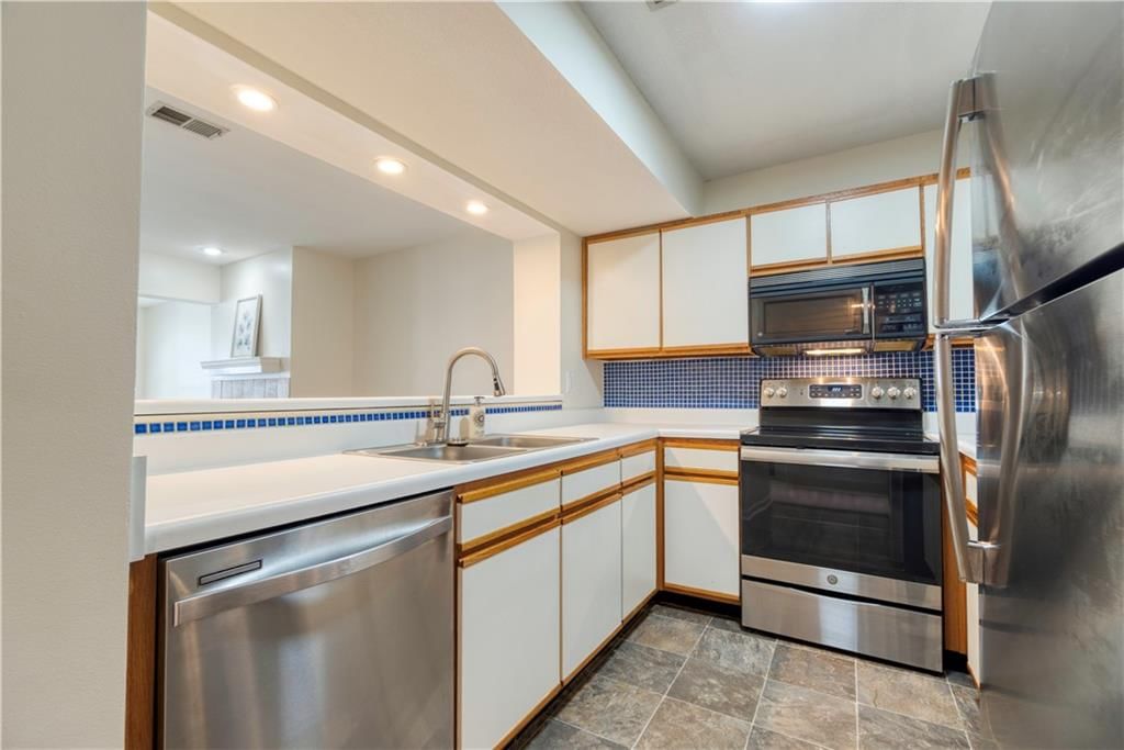 Photo 13 of 31 - 8858 W 106th Terrace