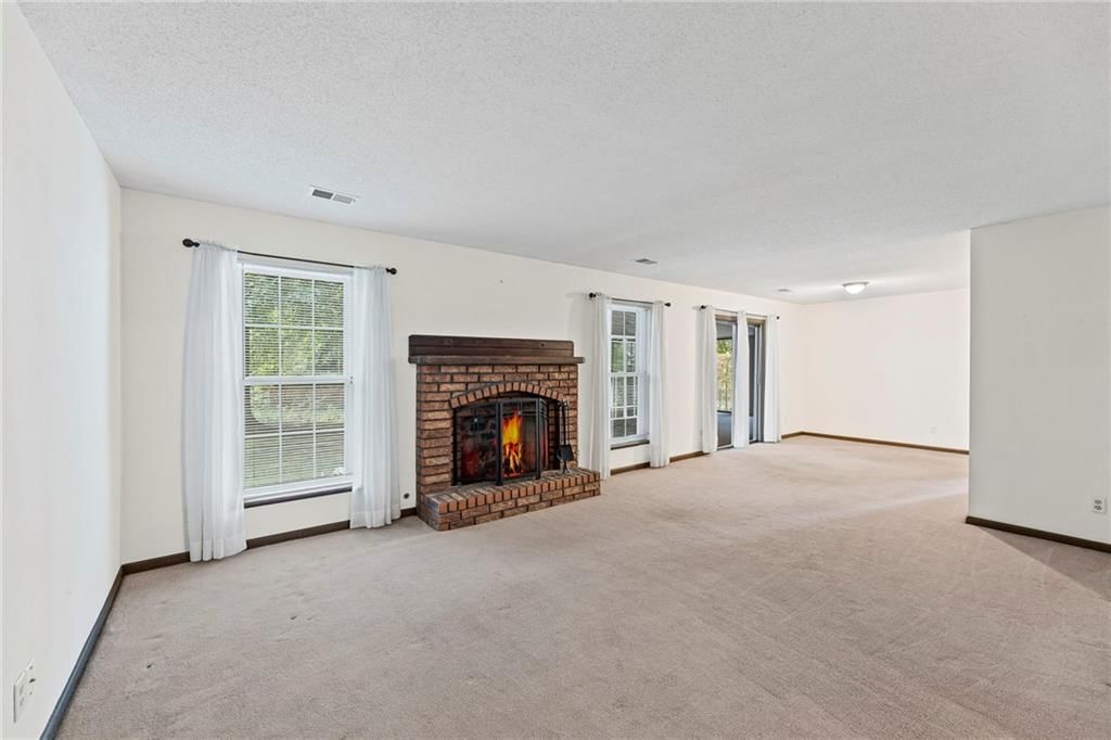 Photo 5 of 41 - 14124 S Summertree Lane