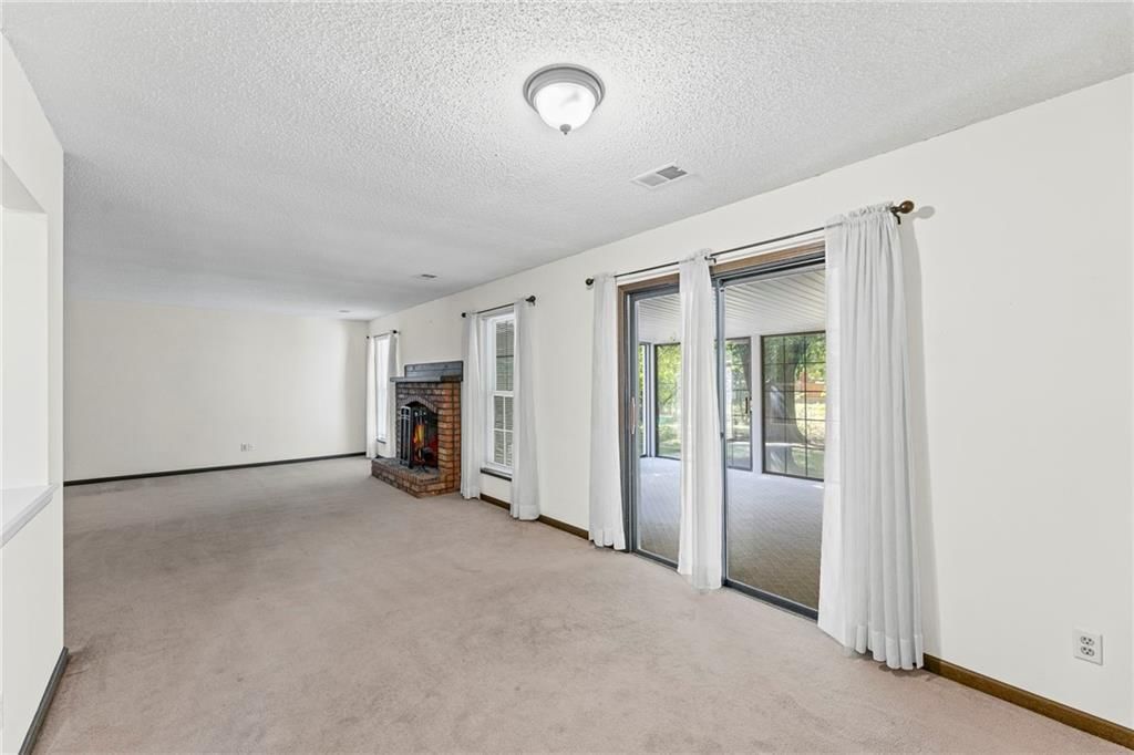 Photo 8 of 41 - 14124 S Summertree Lane