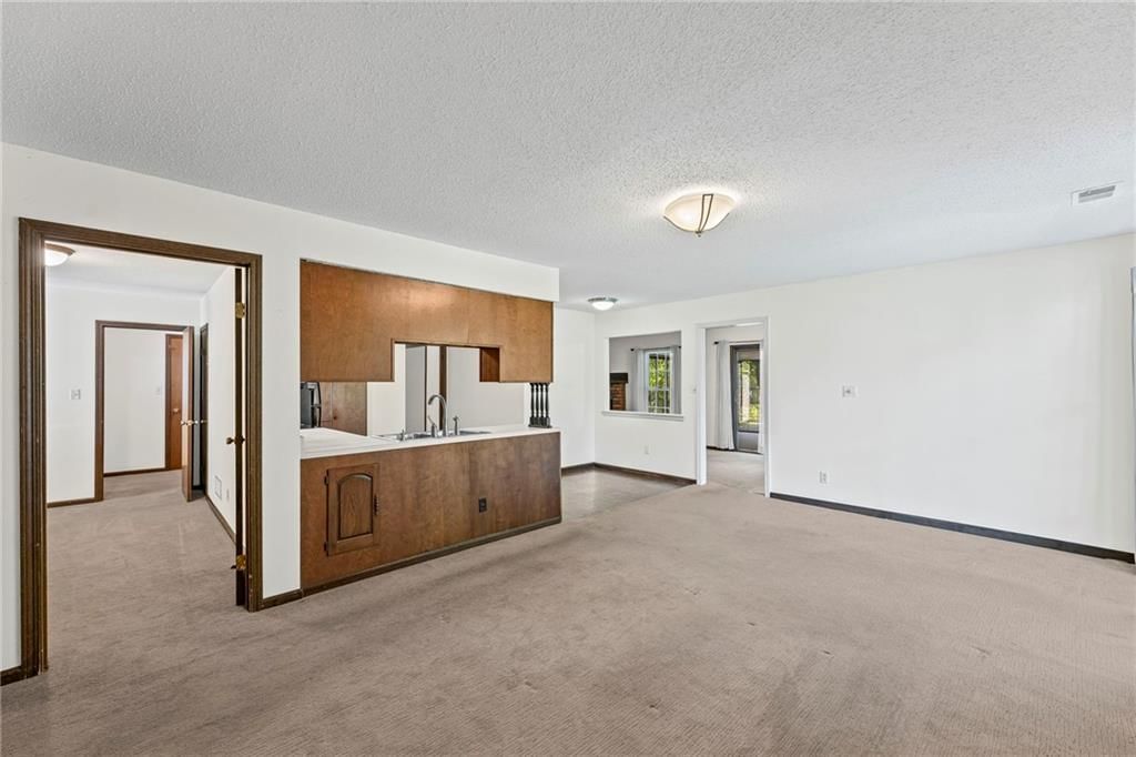 Photo 12 of 41 - 14124 S Summertree Lane