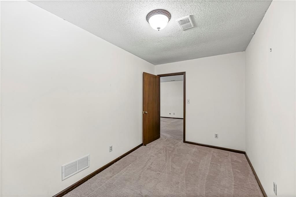 Photo 24 of 41 - 14124 S Summertree Lane