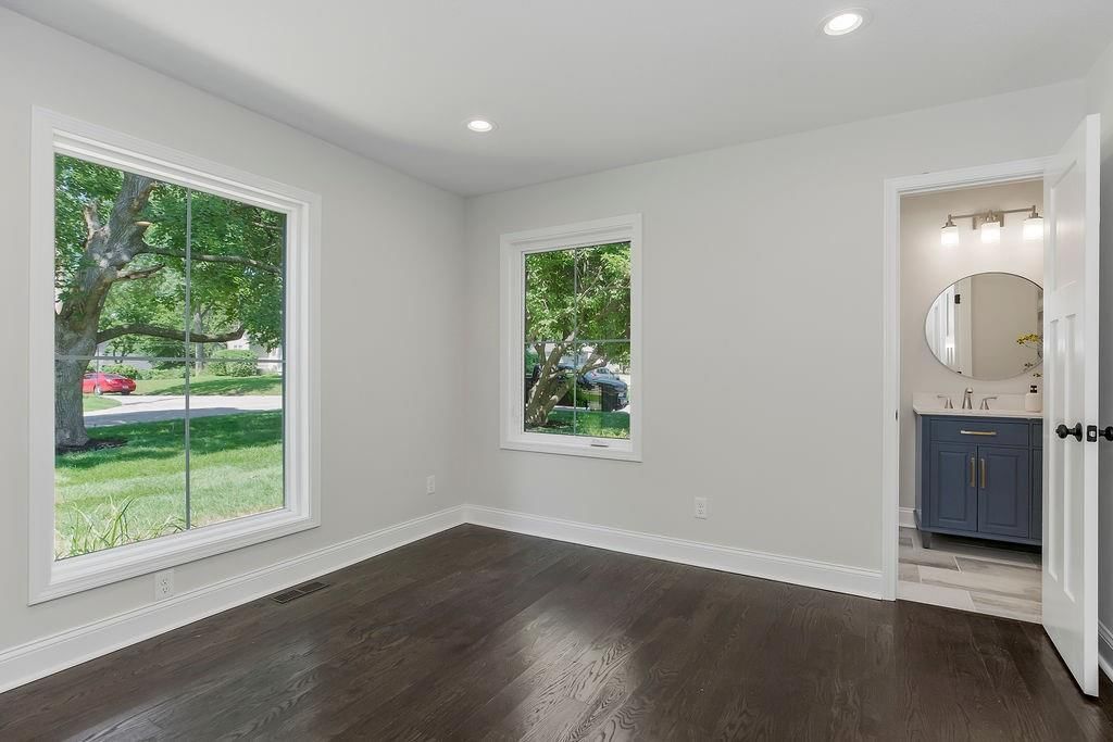Photo 23 of 40 - 2201 W 74th Street