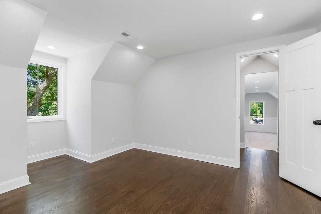 Photo 26 of 40 - 2201 W 74th Street