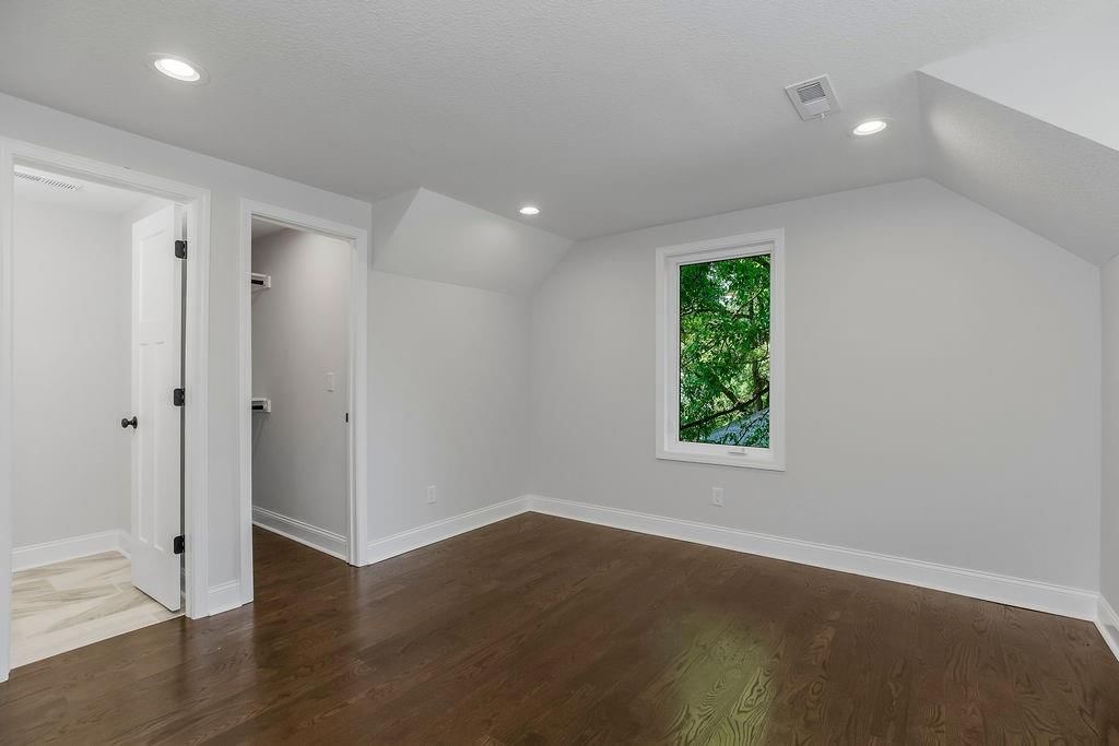 Photo 30 of 40 - 2201 W 74th Street