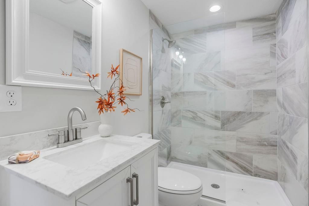 Photo 31 of 40 - 2201 W 74th Street