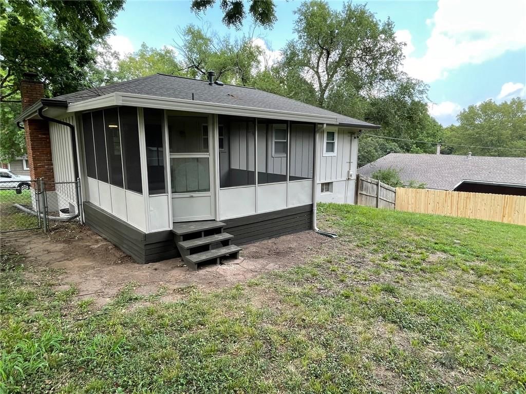 Photo 3 of 18 - 5113 NE 49 Street