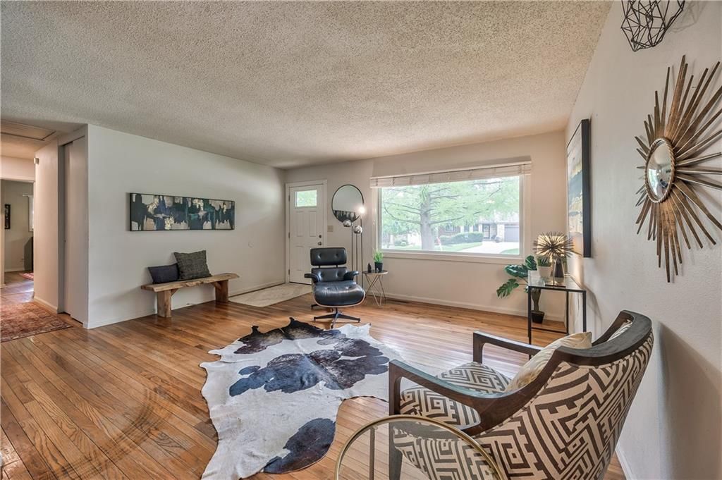 Photo 5 of 38 - 4306 W 78th Terrace