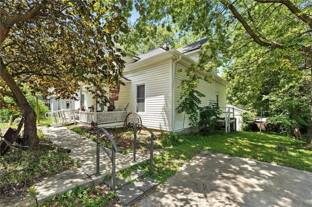 Photo 12 of 53 - 216 S MISSOURI Street