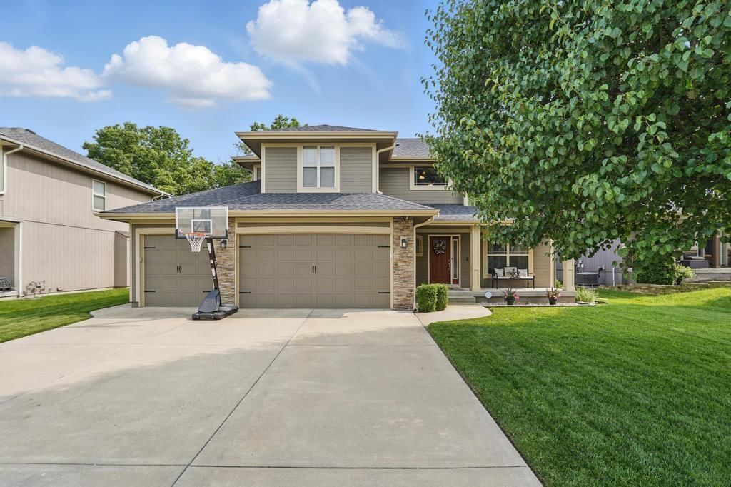 2809 SE Jennifer Drive, Lee's Summit, MO