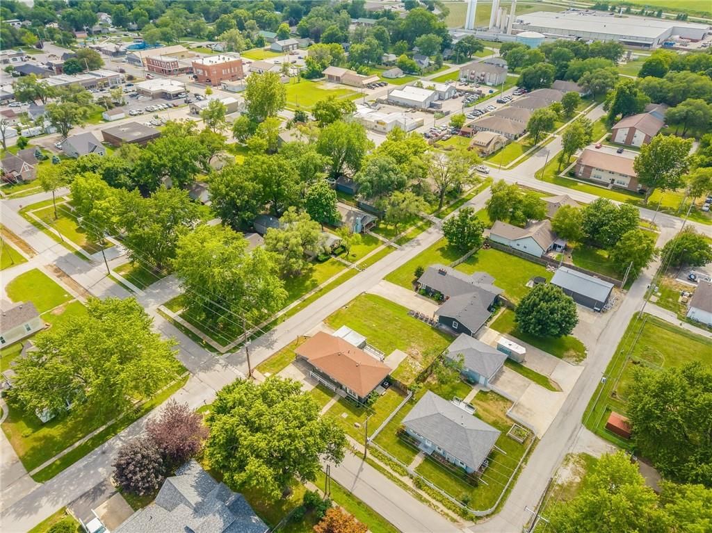 Photo 27 of 32 - 300 N Grove Street