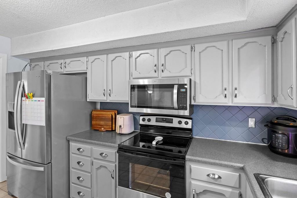 Photo 11 of 34 - 820 S Virginia Lane