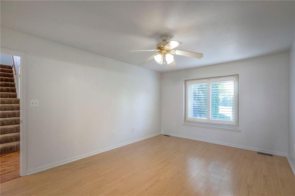 Photo 16 of 38 - 8817 Larson Avenue