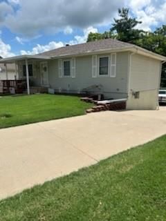 Photo 2 of 11 - 1907 N Grove Drive
