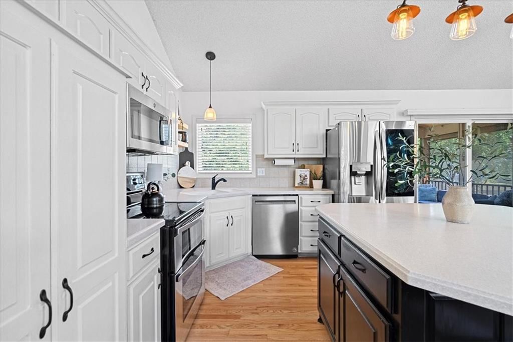 Photo 11 of 42 - 16584 W 156TH Terrace