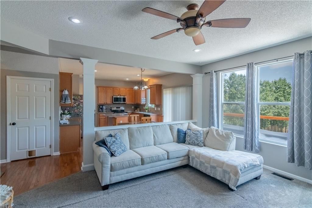 Photo 6 of 28 - 7911 N POPLAR Court