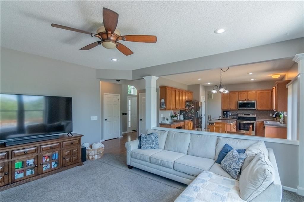 Photo 7 of 28 - 7911 N POPLAR Court