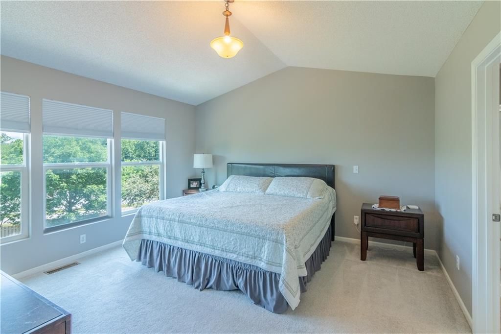 Photo 11 of 28 - 7911 N POPLAR Court