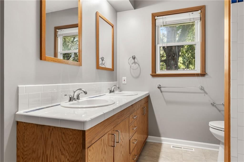 Photo 23 of 32 - 9707 W 92nd Terrace