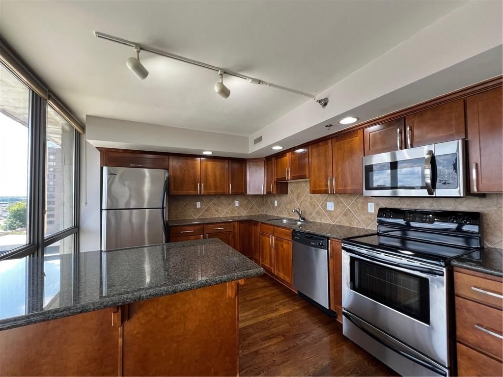 600 E ADMIRAL Boulevard — photo 7