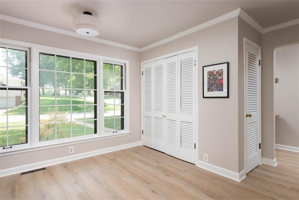 Photo 12 of 50 - 4714 NE Chouteau Drive
