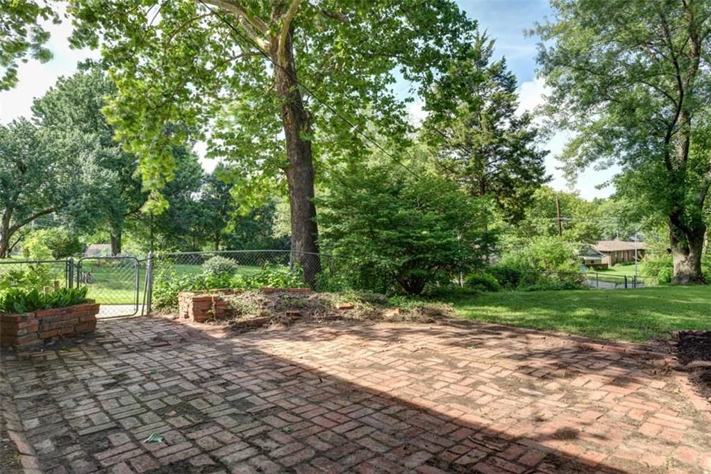 Photo 42 of 50 - 4714 NE Chouteau Drive