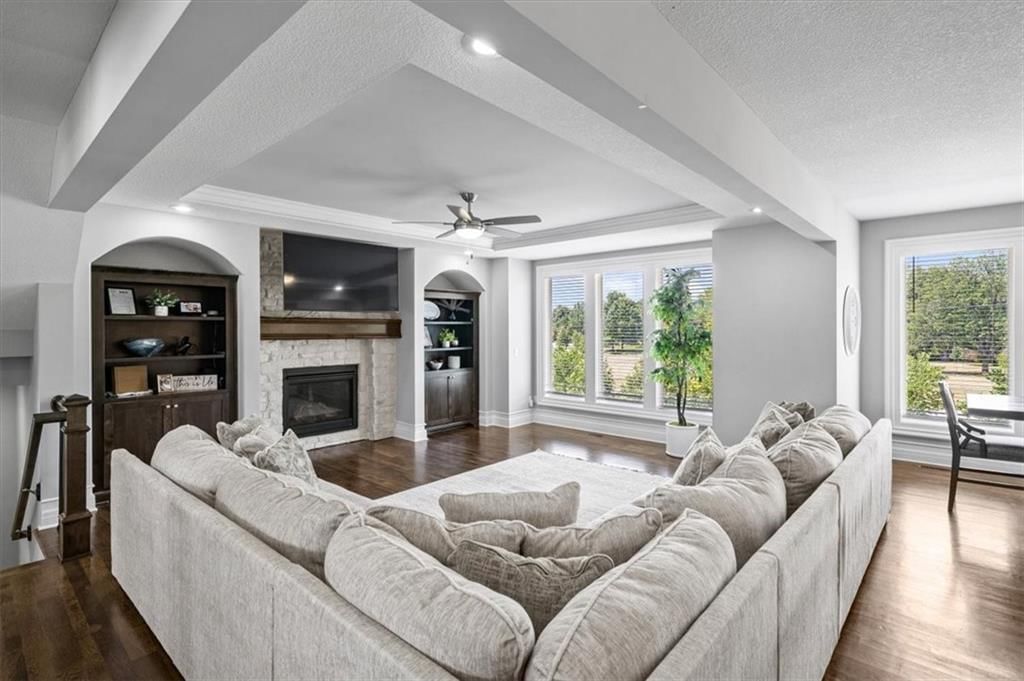 Photo 6 of 55 - 16312 Perry Street