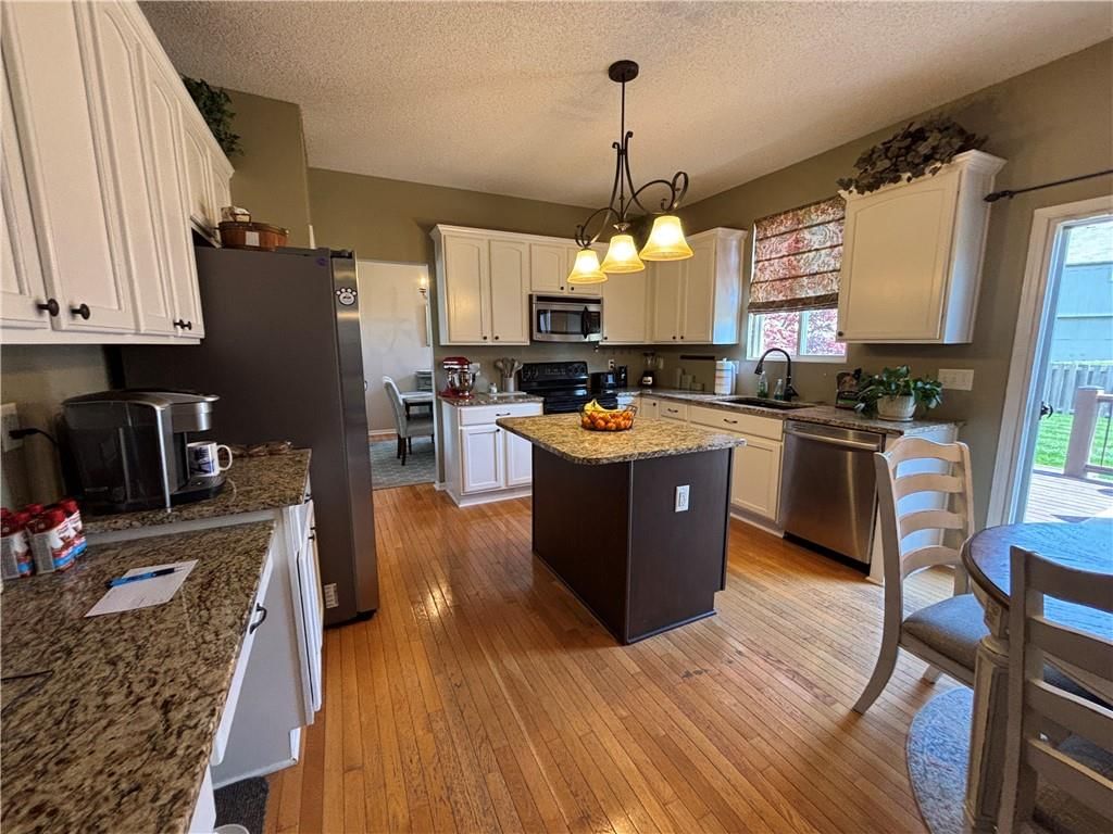 Photo 4 of 23 - 1840 W Fredrickson Circle