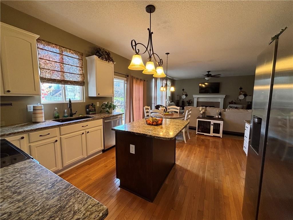 Photo 5 of 23 - 1840 W Fredrickson Circle