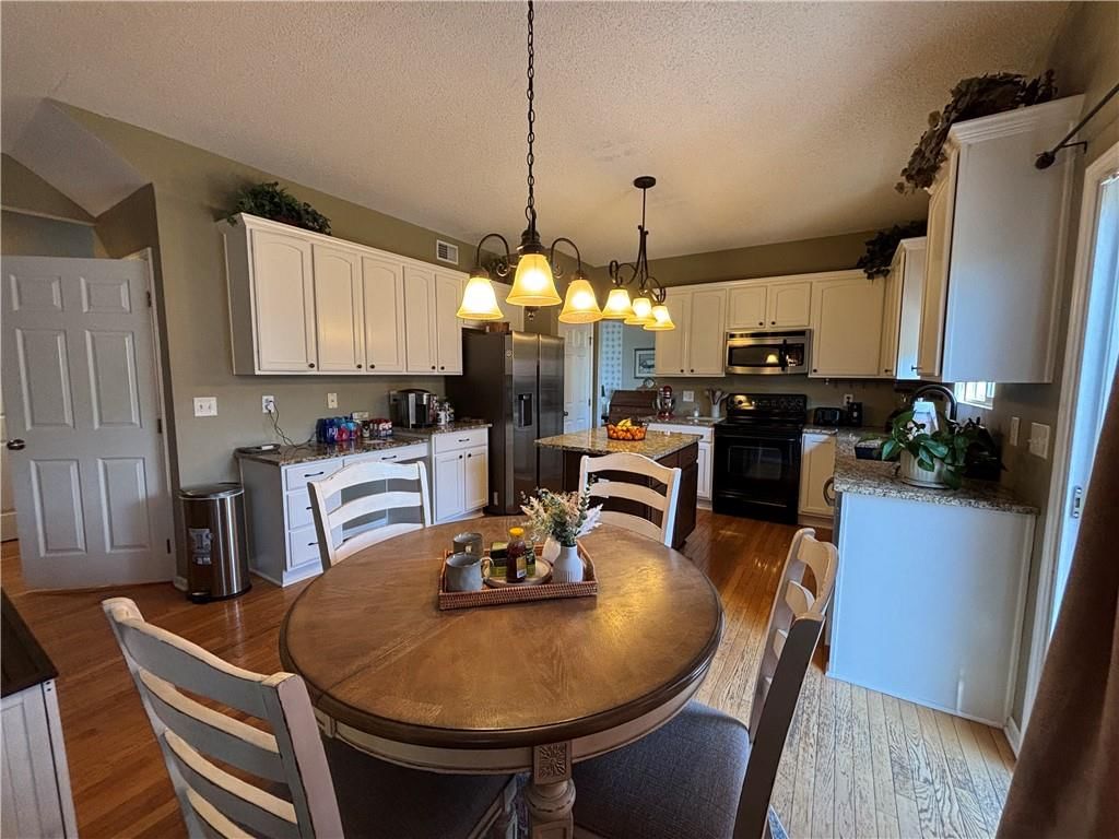 Photo 6 of 23 - 1840 W Fredrickson Circle