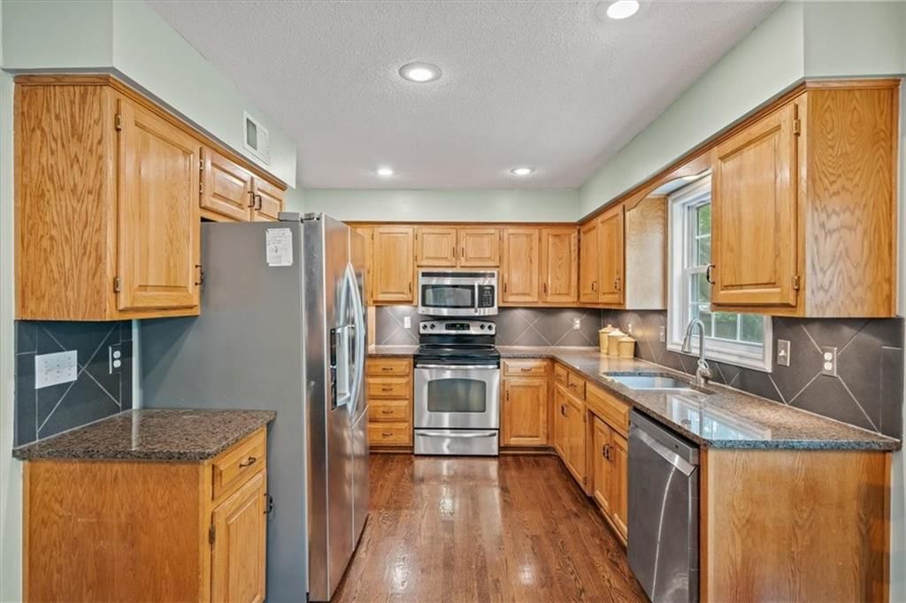 Photo 12 of 33 - 8648 Greenwood Lane