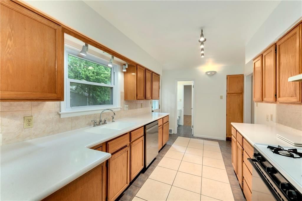 Photo 9 of 30 - 7301 Antioch Road