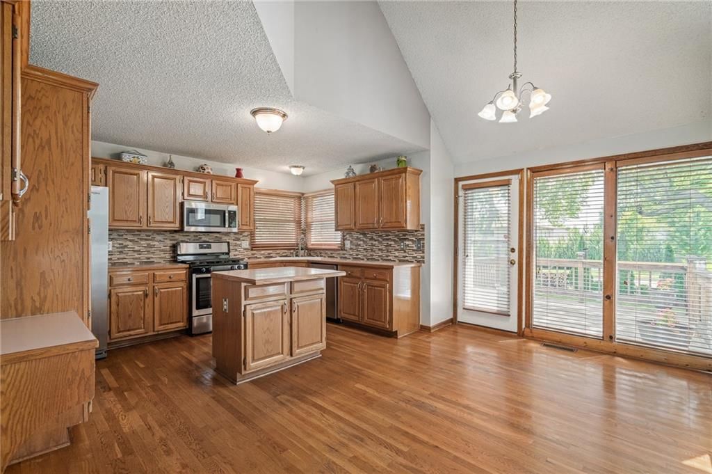 Photo 4 of 26 - 4309 NE Blue Jay Circle