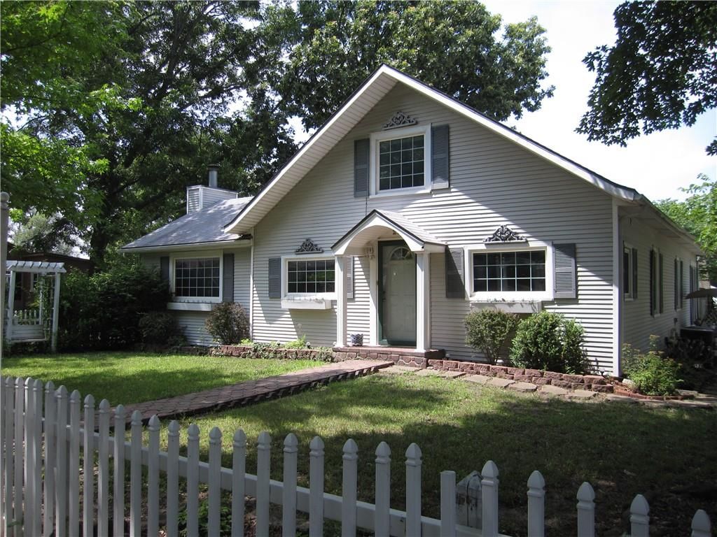 220 E McCarty Street, Edgerton, KS