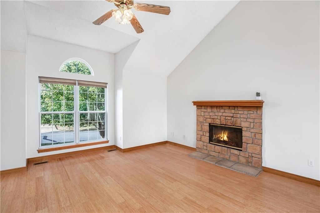 Photo 5 of 26 - 17611 W 111th Terrace